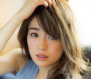 泉里香 モグラ女子 Dカップの巨乳とスタイルの秘訣 彼氏や整形疑惑について おひまねた